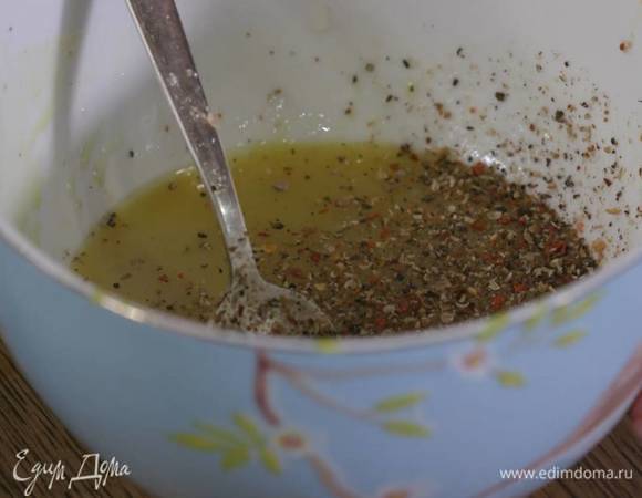 Приготовить заправку: из половинки лимона выжать сок, соединить его с оливковым маслом, медом и горчицей, все посолить, поперчить и перемешать.