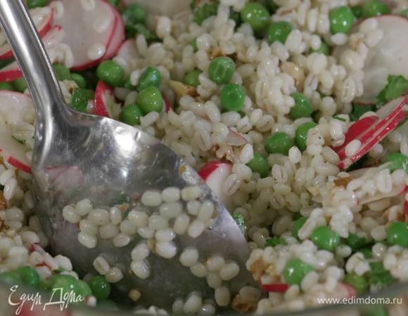 Готовую перловку полить заправкой, добавить зеленый горошек, редис, орехи и все перемешать.