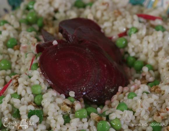 На блюдо выложить половину нарезанной свеклы, затем салат из перловки, сверху разложить оставшиеся ломтики свеклы.