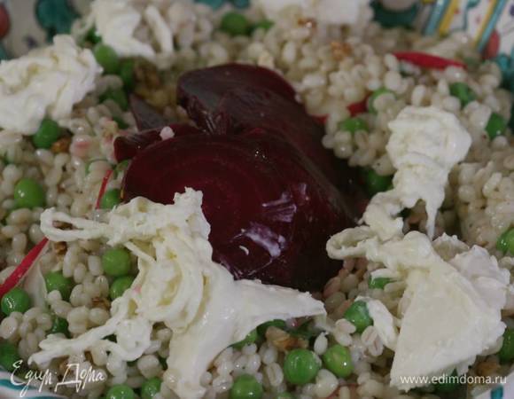 Буррату порвать руками и выложить на салат.