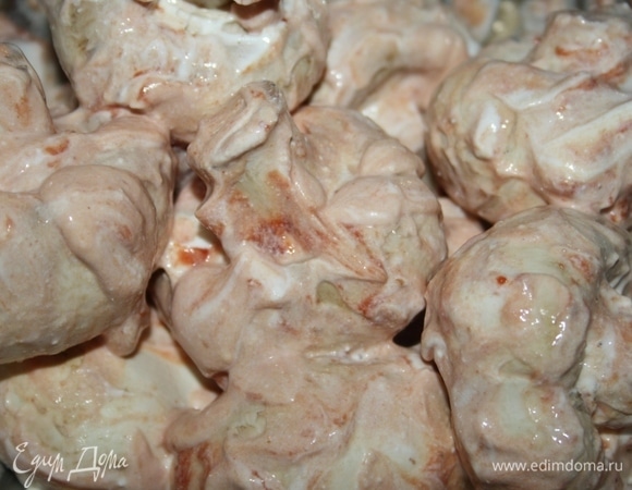 Хорошо перемешиваем. Особенно тщательно нужно пройтись по пространствам под шляпками, прямо пропихиваем пальцем туда сметанный соус.