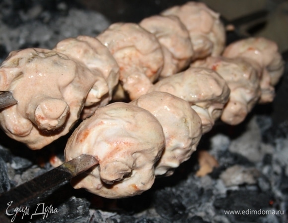 Нанизываем грибы наискосок, зацепляя ножку и часть шляпки, — так они не будут проворачиваться на шампуре во время жарки.