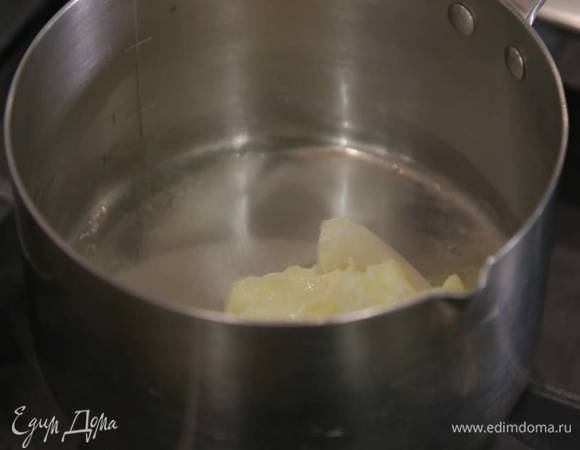 Чеснок почистить, выложить в небольшую кастрюлю, добавить сливочное масло и растопить на медленном огне.