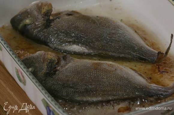 Запекать рыбу в разогретой духовке 10‒12 минут.