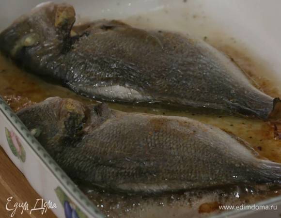 Запекать рыбу в разогретой духовке 10‒12 минут.