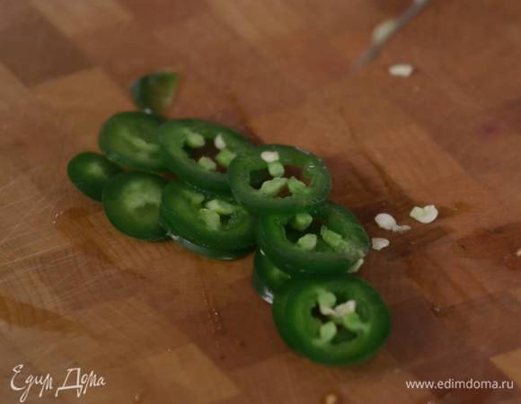 Халапеньо нарезать тонкими колечками.