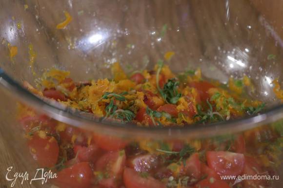 Приготовить соус: помидоры разрезать на 4 части и выложить в глубокую посуду, добавить барбарис, фенхель, кленовый сироп, цедру и сок цитрусовых, листья тимьяна, халапеньо, все посолить, поперчить и перемешать. Дать помидорам постоять, затем влить оливковое масло и перемешать.