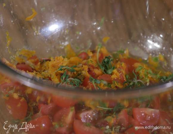 Приготовить соус: помидоры разрезать на 4 части и выложить в глубокую посуду, добавить барбарис, фенхель, кленовый сироп, цедру и сок цитрусовых, листья тимьяна, халапеньо, все посолить, поперчить и перемешать. Дать помидорам постоять, затем влить оливковое масло и перемешать.