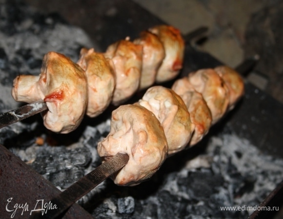 Жарим на мангале на высоте 10 сантиметров от углей. Не пересушивайте грибы! Они должны быть сочными!