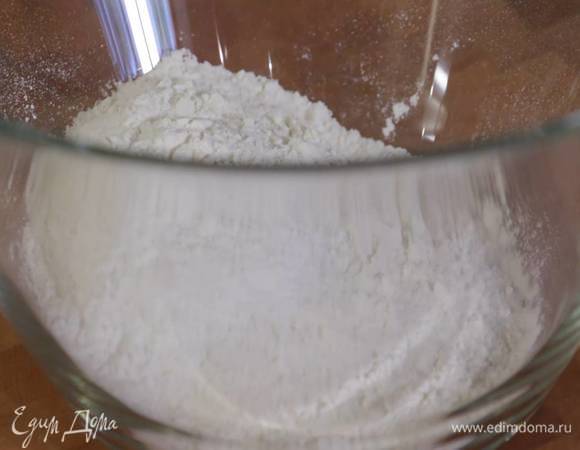 Оба вида муки перемешать с разрыхлителем и солью.<br />
 