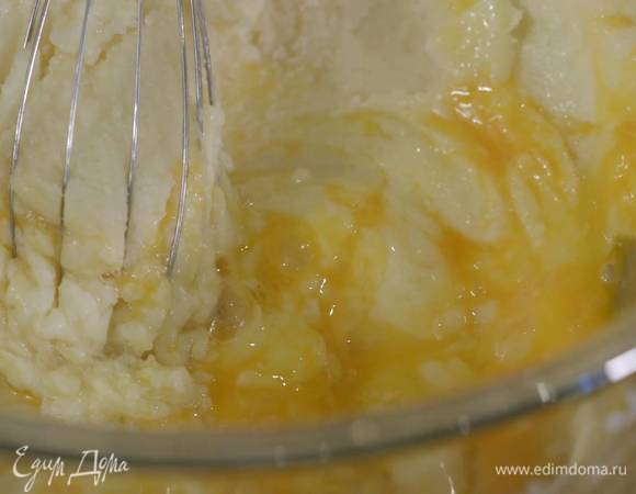 Сахар соединить с предварительно размягченным сливочным маслом, влить ванильный экстракт и все растереть лопаткой. Добавить яйцо и взбить блендером с насадкой-венчиком на низкой скорости. Затем, продолжая взбивать, всыпать немного мучной смеси и ввести по одному оставшиеся яйца.