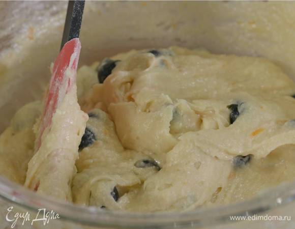 В тесто добавить лимонную цедру, влить сок лимона, всыпать оставшуюся муку и вымешать лопаткой. Затем всыпать 2 горсти голубики и все перемешать.