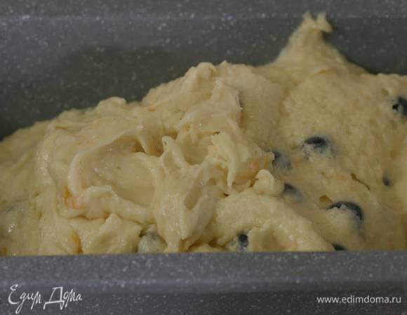 Форму для кекса смазать растительным маслом, выложить тесто и разровнять его.