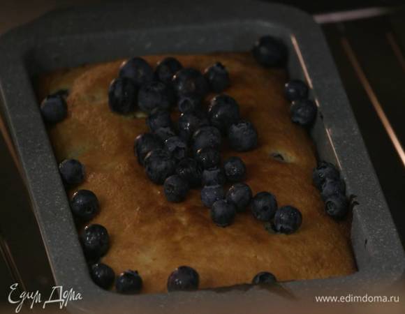 Выпекать кекс в разогретой духовке 20 минут. Затем посыпать кекс оставшимися ягодами, понизить температуру в духовке до 180°С  и выпекать кекс еще минут 5-10, чтобы голубика поплыла.