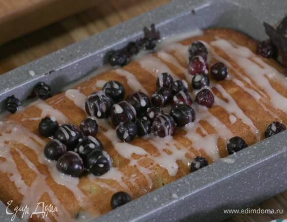 Готовый теплый кекс полить сахарной глазурью.