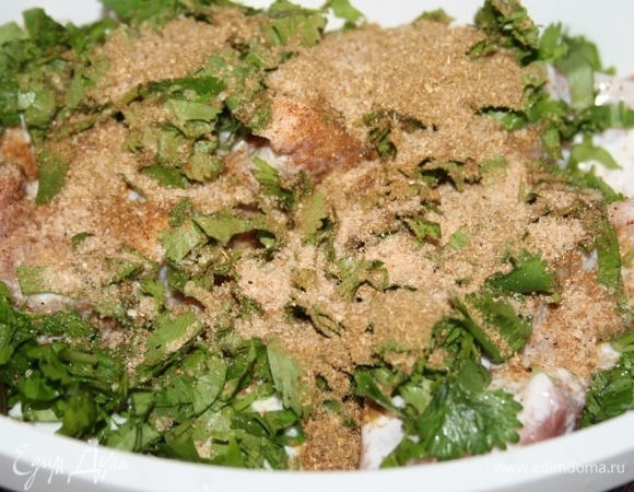 Добавить кефир, зелень и специи. У меня соль адыгейская, почему-то в ингредиентах нельзя такую выбрать, поэтому указываю как простую соль.