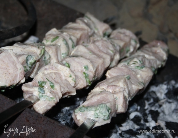 Нанизать на шампуры.