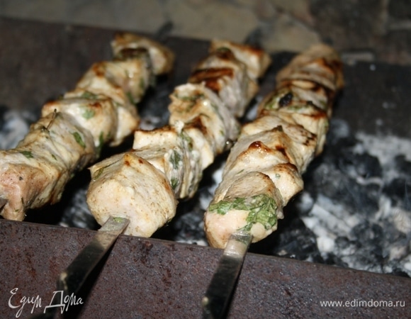 Жарить на высоте 10 см от углей на стабильных умеренных углях.