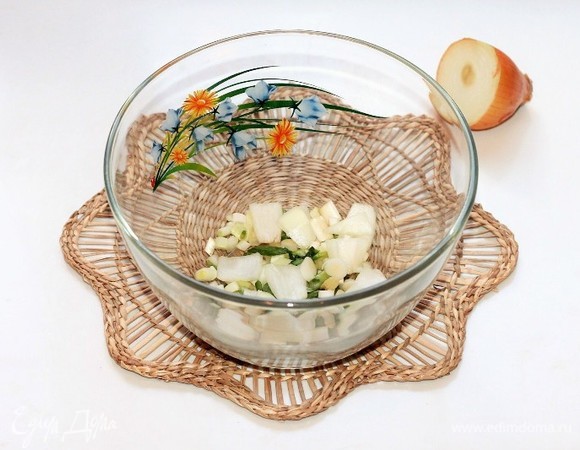 Лук и острый перец (от семян) очистить и крупно нарезать. Перец чили лучше добавить по вкусу.