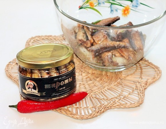 Выложить к луку шпроты ТМ «Капитан Вкусов» с добавлением небольшого количества масла из банки (1 ст. л.).