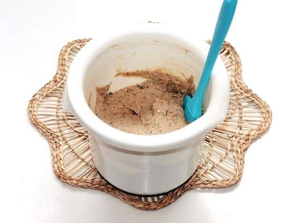 С помощью блендера измельчить массу в однородный паштет и посолить по вкусу.