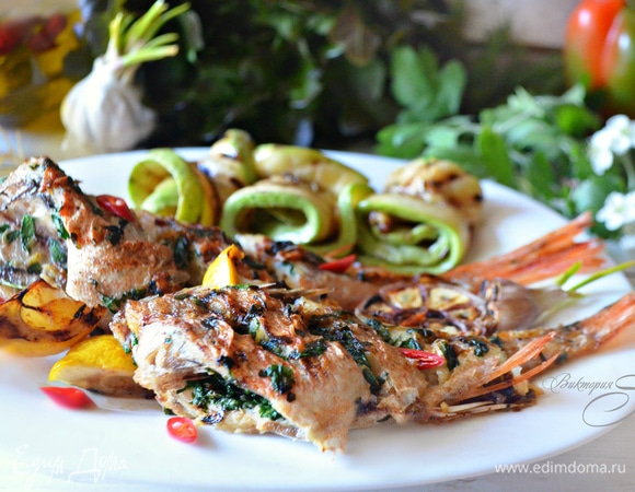 Подавайте рыбу с овощами, жаренными на гриле, и дольками лимона. Приятного вам аппетита!