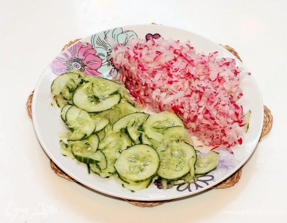 Трем на терке редис и тонко нарезаем огурец.