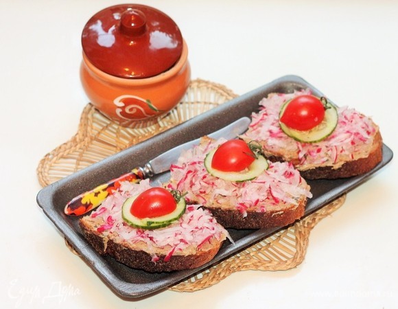 Щедро намазываем кусочки хлеба паштетом. Сверху кладем редис, можно немного посыпать солью. Добавляем кружочек огурца (вкуснее с маринованным) и подаем.
