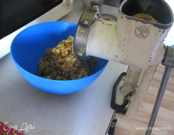 Начинку перекручиваем на мясорубке, в самом конце вливаем абрикосовое варенье, добавляем специи.