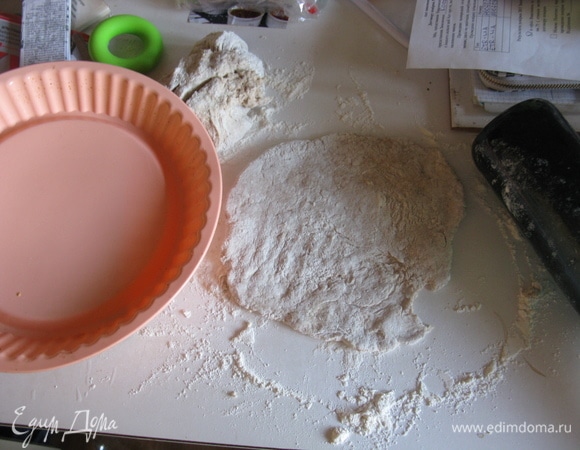 На дно формы выложить начинку, руками разровнять тесто и выложить на начинку, дать постоять минут 20, чтоб тесто поднялось.