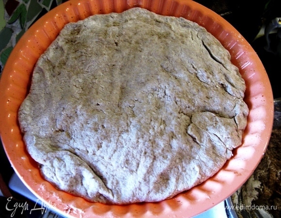 Выпекать в духовом шкафу, разогретом до 180°C, 15 минут. Потом уменьшить температуру до 100°C и выпекать еще минут 25. Проверяем готовность зубочисткой.