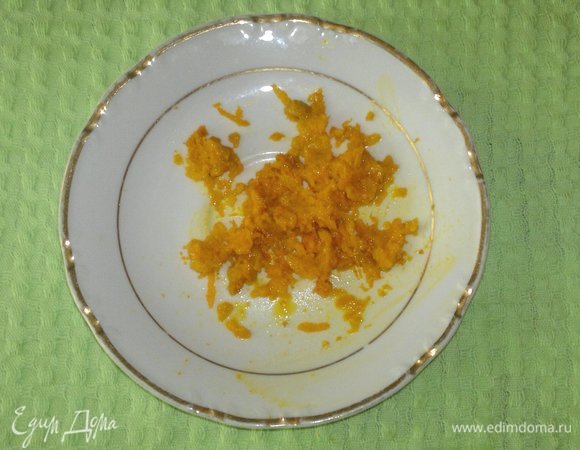 Апельсины вымыть, обсушить. Снять с апельсинов цедру.