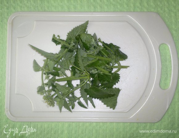 Мяту вымыть, обсушить, нарезать крупно.