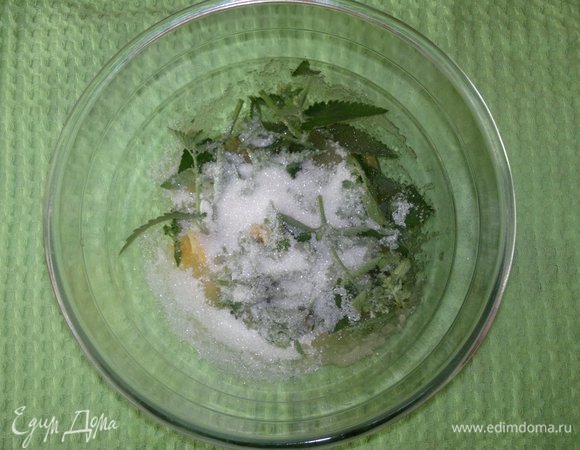 В глубокую стеклянную миску сложить нарезанный апельсин, веточки мяты, цедру, засыпать сахаром.