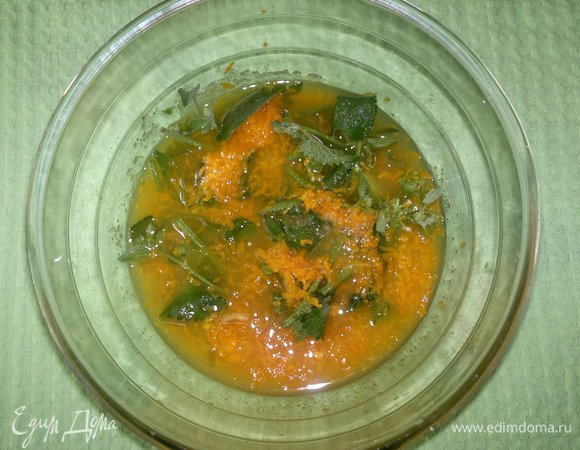 Залить смесь апельсиновым соком, перемешать. Поставить в холодильник на несколько часов. Одновременно с фруктами поставить в холодильник для охлаждения минеральную газированную воду (1,5 или 2 л).