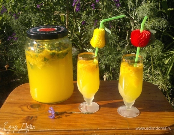 Перелить крюшон в банку. Если напиток берется на пикник, то перелить в объемный термос с широкой горловиной.