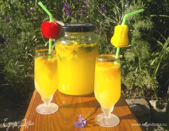 На пикнике наслаждаемся изумительным вкусом. Крюшон обычно подается в бокалах на ножках, на пикнике можно подать в стаканах. Пить через трубочку. Угощайтесь! Приятного аппетита! Веселого лета!