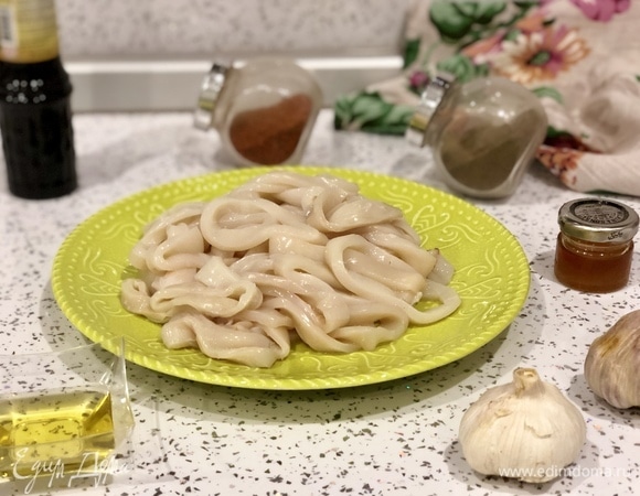 Кальмары размораживаем и даем стечь воде.