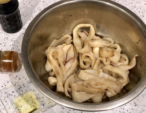 Добавляем оливковое масло, соевый соус, мед, перец и перемешиваем. Оставляем мариноваться на 20–30 минут.