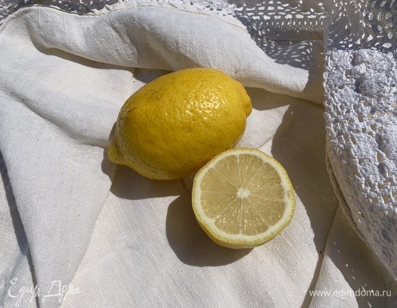 Натереть цедру одного лимона, выдавить в мороженое сок половинки лимона, все быстро взбить и поставить в морозилку минут на 10. Можно добавить сахарную пудру, если вы любите очень сладкое.