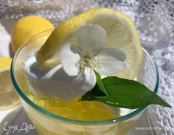 Сверху кладу дольку лимона. По желанию можно украсить (у меня цветок жасмина).