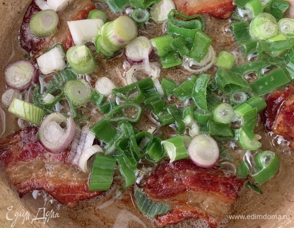 Жарю бекон, нарезаю лук, добавляю к бекону.