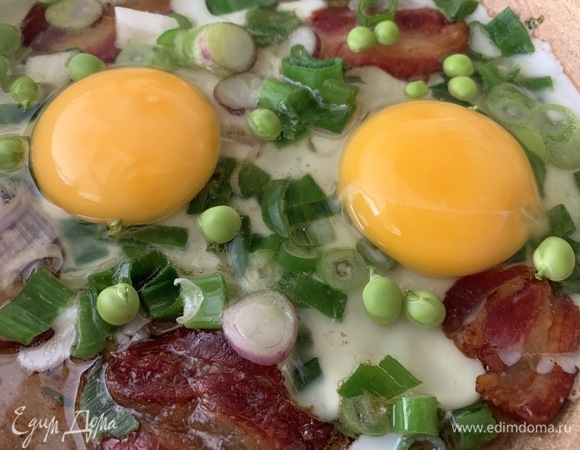 Вбиваю яйца, кладу молодой горошек, солю, жарю еще минуты 2–3.