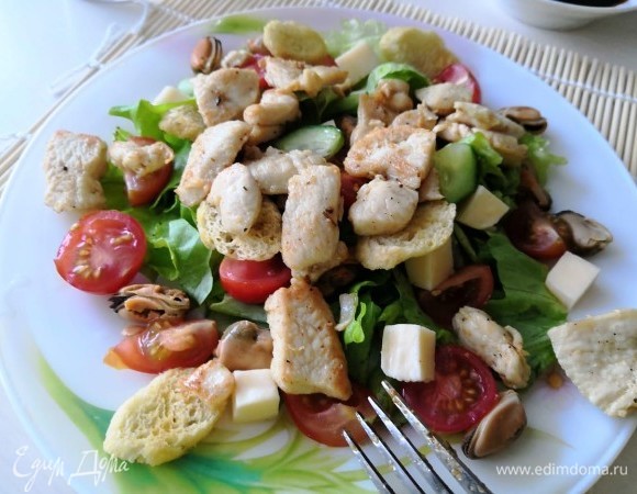 Но мы еще поиграем с палитрой цветов и вкусов! Добавляем обжаренную куриную грудку и сухарики. Сбрызнуть маслом, и полезный энергетический ужин готов! Приятного аппетита!