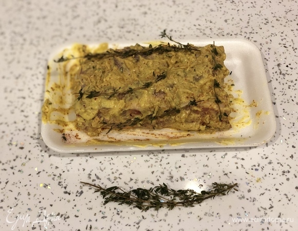 Замариновать ребра минимум на 2 часа в смеси горчицы, перца, розмарина, чеснока, специй и соли.