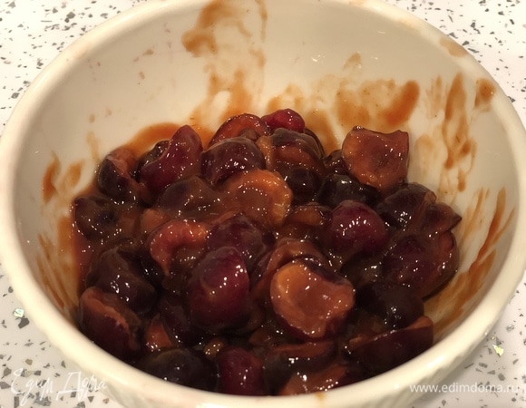 Смешать черешню с соусом барбекю.