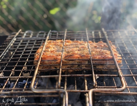 Переворачиваем ребрышки, чтоб зажарились с обеих сторон.
