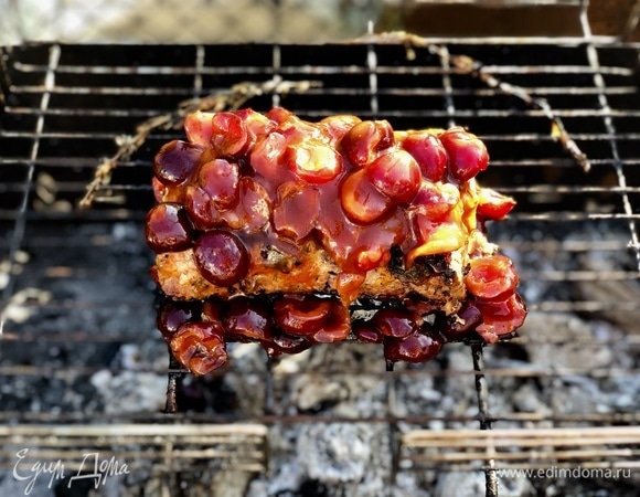 Через 40 минут после начала приготовления ребер смазать их соусом с черешней и запекать еще 50 минут.