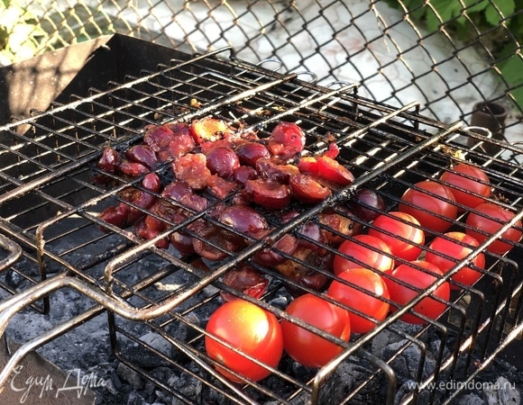 Томаты черри положить в контейнер, добавить розмарин, чеснок, соль, перец и залить оливковым маслом. Перемешать, выложить на решетку и запекать 15–20 минут.
