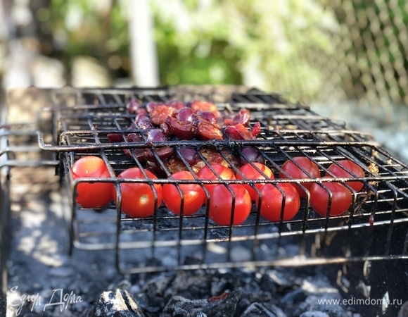 Ребра и помидоры, как приготовятся, снимаем.